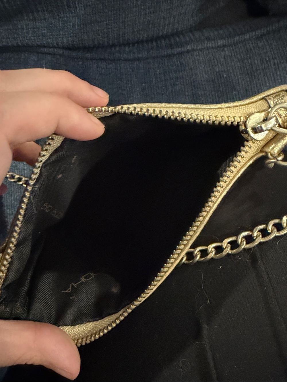 Elegant Metallic Gold Chain Crossbody Bag for Women - Picture 6 of 6